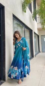 Ensemble Kurti Anarkali brodé de fleurs bleues avec pantalon et dupatta, tenue ethnique indienne pakistanaise pour femmes, pour mariage et fêtes - Product Image 2