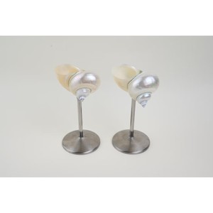 Verre à vin classique en coquillage marin et métal avec une touche artistique moderne rehausse instantanément la présentation de la table. - Product Image 1