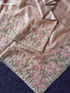 Magnifique sari en soie Doriya avec tissage à carreaux Zari sur toute la surface et bordure brodée multi-fils - Ensemble chemisier avec travail Butti - Exportation indienne - Product Image 3