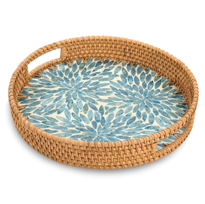 Plateau rond en rotin tressé décoré d'une mosaïque de pétales floraux bleus en nacre, disponible à prix de gros. - Product Image 1