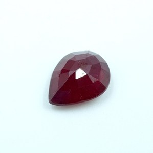 พลอยทับทิมสีแดงธรรมชาติ 3 กะรัต รูปทรงลูกแพร์เจียระไน (10x7.5x4.5 มม.) - Product Image 5