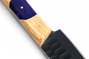 Cuchillo de Chef Artesanal de Acero al Carbono Forjado Negro con Mango Híbrido de Madera de Olivo y Resina Púrpura para Cocina y Preparación al Aire Libre - Product Image 2