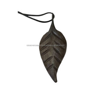 Colgante de hoja de hierro de la mejor calidad, amuleto de moda duradero y de moda para uso diario disponible en varios diseños y tamaños - Product Image 1