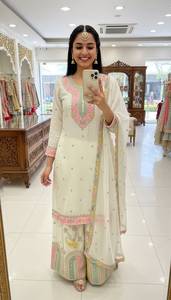 Top de seda Chinon con hermoso bordado de hilo y zari, con pantalón Plazzo y dupatta, completamente cosido y listo para usar. - Product Image 2