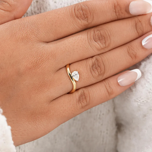 Anillo de Diamante Cultivado en Laboratorio de 1.00 Quilates, Corte Pera, Claridad VS1, Color F, Oro de 18k, Certificado IGI, Estilo Romántico - Product Image 4