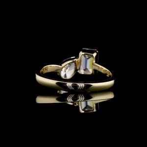 Elegante Anillo Toi Et Moi con Moissanita Corte Esmeralda y Corte Pera en Oro Amarillo de 14K |   Anillo de Compromiso con Dos Piedras, Joyería Fina de Lujo Moderna - Product Image 2
