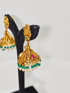 Boucles d'oreilles Jhumka en or massif 22 carats, style antique, motif Lakshmi, faites à la main, avec émeraudes vertes et perles naturelles - Product Image 2