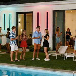 Applique da Esterno Moderne RGB, Confezione da 2, Lunghezza 99,97 cm, 2700K-6000K, Impermeabili IP65, Anti-Ruggine - Product Image 1