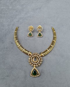 Ensemble Collier et Boucles d'Oreilles en Saphir Taille Poire à Motif Floral AD de Qualité Supérieure, Bijoux de Mariage de Créateur Haut de Gamme, Vente en Gros - Product Image 5