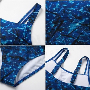 Ensemble de yoga 2 pièces imprimé papillon bleu avec finition dorée, body à col en V profond et jupe portefeuille longueur genou - Product Image 4
