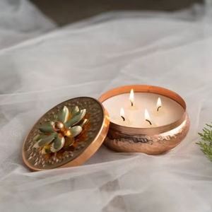 Portavelas de metal ornamental para iluminación decorativa que agrega un toque artístico y un brillo elegante a los interiores. - Product Image 1