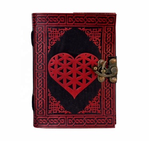 Corazón rojo en relieve de tapa dura 100% diario de cuero genuino diario hecho a mano con latón antiguo C-Lock papel blanco en blanco A5 cuaderno - Product Image 1