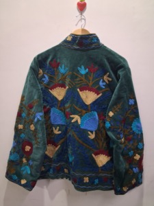 Abrigo de terciopelo artesanal de lujo con bordado floral vintage para mujer, chaqueta de moda estilo bohemio. - Product Image 4