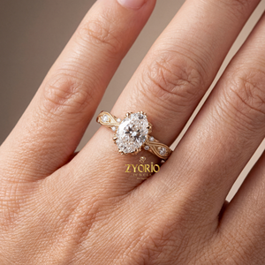 Bague contemporaine ovale en diamant de laboratoire, sertie griffes, en argent 925, design décoratif de galerie, pour fiançailles, mariage, fête - Product Image 4