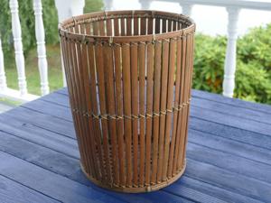 Panier en bambou avec garniture en cuir brut, panier de rangement tissé à la main, style Palm Beach Regency, vente en gros - Product Image 3