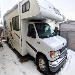 Autocaravana de lujo todoterreno que ofrece un rendimiento potente, almacenamiento inteligente y características de vida modernas. - Product Image 1