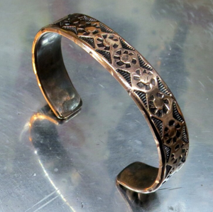 Bracelet manchette ouverte en cuivre pur, motif géométrique soleil éclatant gravé, surface texturée, style vintage - Product Image 3