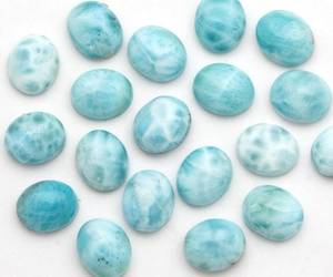 Larimar natural al por mayor, cabujón ovalado de 5x7 mm, tamaño calibrado para la fabricación de colgantes y pendientes, proveedor de piedras preciosas de Jaipur. - Product Image 2