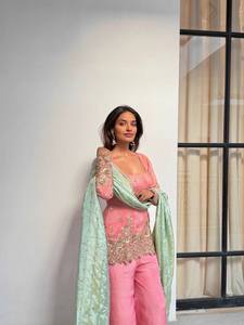 Combinaisons Shalwar Kameez indiennes et pakistanaises de qualité supérieure pour femmes, ensembles de robes en soie pour femmes, nouveaux modèles de combinaisons Plazzo, vente en gros. - Product Image 2