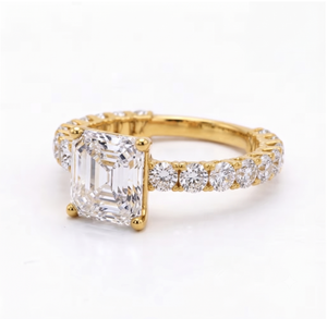 Anillo de compromiso clásico de oro amarillo con diamante de laboratorio talla Asscher y banda pavé de piedras laterales de corte redondo, certificado IGI - Product Image 2