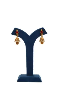 Conjunto de Collar Tradicional Chapado en Oro con Piedras Rojas y Verdes, Gotas de Perla y Pendientes Jhumka a Juego - Product Image 3