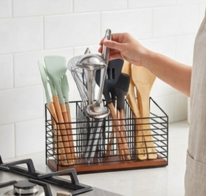 Cesta organizadora de alambre metálico negro mate premium con base de madera para uso en encimeras de cocina - Product Image 4
