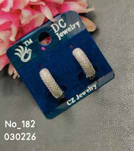 Boucles d'oreilles clous tendance en acier inoxydable plaqué or avec zircone cubique pour femme, design géométrique, idéales pour les soirées, fournisseur direct - Product Image 4