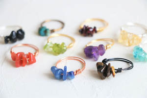 Anillos de Oro Trenzado con Múltiples Piedras - Anillos Apilables con Gemas Naturales Pulimentadas - Conjunto de Joyería Boho Minimalista con Cristales - Product Image 5