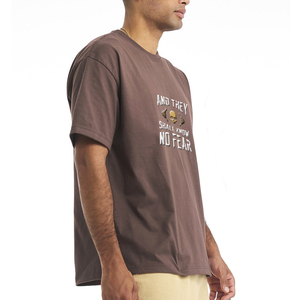 T-shirt à manches courtes marron pour hommes avec motif de crâne et imprimé They Shall Know No Fear, col rond décontracté, coupe régulière - Product Image 4