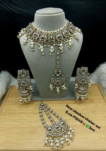 Parure de bijoux de luxe vintage en alliage plaqué rhodium avec strass en cristal : collier ras-du-cou, boucles d'oreilles, Maang Tikka, bague et bracelet – Nouveauté, idéal pour un cadeau - Product Image 2