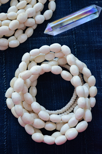 ลูกปัดกระดูกอูฐทรงกระบอก สีขาวงาช้างธรรมชาติ 10 เม็ด ขนาดคละกัน ผลิตในไนจีเรีย / ลูกปัดชนเผ่าแอฟริกัน - Product Image 2