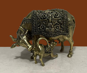 Statue de veau en laiton artisanale, figurine de vache Kamdhenu, finition vintage, décoration d'intérieur, article cadeau - Product Image 4
