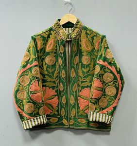 Chaqueta Boho de Terciopelo con Bordado Floral Suzani: Abrigo Artesanal para Festivales |   Ropa Exterior Estilo Boho para Mujer |   Abrigo Bordado Artesanal - Product Image 2
