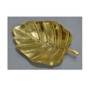 Plateau de service élégant en aluminium doré IHA, design feuille, en forme de feuille de cuivre-doré, pour table intérieure, modèle de fête IHACA657 - Product Image 1