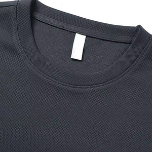 ชุดเสื้อยืดโอเวอร์ไซส์และกางเกงขาสั้นสำหรับผู้ชาย สไตล์มินิมอล สตรีทแวร์ ชุดสองชิ้น เนื้อผ้านุ่ม พรีเมียม ใส่สบาย ทรงหลวม เหมาะสำหรับฤดูร้อน - Product Image 3