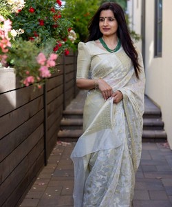 Sari de Seda Verde Claro, Estilo Banarasi Tradicional para Bodas Indias, con Borde Decorado, Largo hasta el Suelo, Corte Regular, para Mujer - Product Image 1