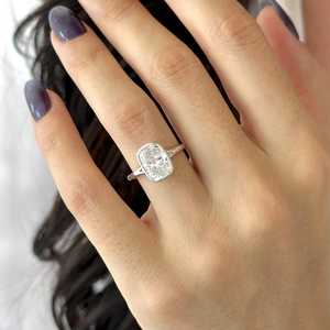 Bague de fiançailles en or blanc 14 carats à double sangle, sertie d'un diamant de laboratoire coussin allongé de 3 carats, style Art Déco, certifiée IGI - Product Image 1