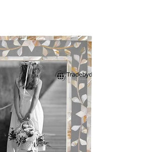Marco de Fotos Elegante con Incrustaciones de Madreperla Hecho a Mano por Tradebyd - Product Image 3