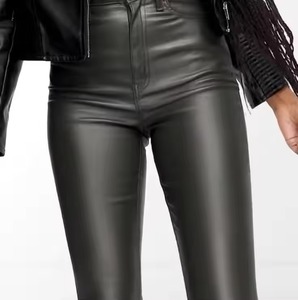 Pantalones de cuero para mujer con diseño de logotipo personalizado - Product Image 5