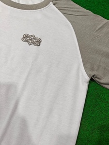 T-shirt décontracté pour homme en coton tricoté gris et blanc à manches raglan, avec logo géométrique brodé en relief, coupe classique, col rond - Product Image 3