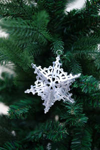 Ornements suspendus en forme de flocons de neige métalliques pour la décoration de sapin de Noël au meilleur prix - Product Image 3