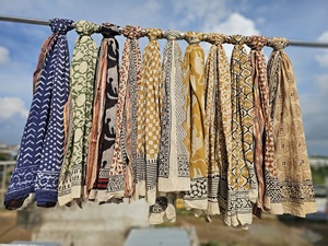 Paréo de plage en coton imprimé à la main indien avec bordure Zari, fait main, grande taille, pour la plage et les centres de villégiature, vente en gros - Product Image 5