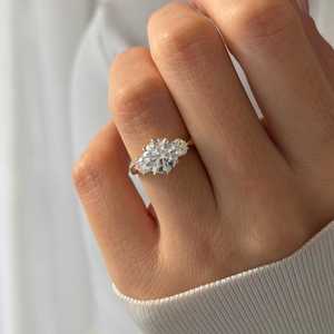Anillo de Tres Piedras con Diamante de Laboratorio Redondo Brillante de 2 Quilates, Corte E VVS2, en Oro de 14k, Certificado IGI - Product Image 4