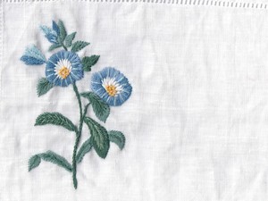 Servilleta de lino con bordado de margaritas azules, diseño floral fresco que realza la decoración moderna del comedor y el hogar. - Product Image 3