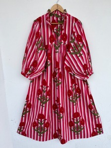 Robe longue en coton rouge à rayures florales pour femme, manches bouffantes, col à revers, silhouette trapèze, à volants, vente en gros de boutique du Rajasthan - Product Image 1