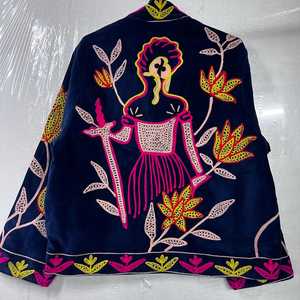 เสื้อแจ็คเก็ตกำมะหยี่ปักลายสวยงามสะดุดตา งานฝีมือประณีต ดีไซน์ลายดอกไม้หลากสีสันและศิลปะพื้นบ้าน โดดเด่นเป็นเอกลักษณ์ แฟชั่นที่สะท้อนความเป็นตัวคุณ - Product Image 4