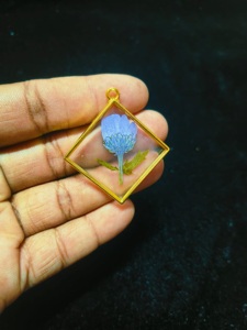 Nouveauté : Collier pendentif en résine de fleurs séchées style vintage, bijoux orgonite florale de qualité supérieure, approvisionnement direct en gros depuis l'Inde - Product Image 2