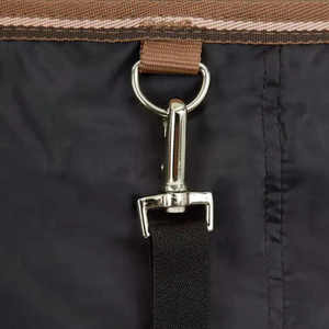 Couverture pour cheval couleur unie en tissu Oxford 600D avec rabat de queue moyen et ferrures en laiton, pour toutes les saisons et utilisation extérieure - Product Image 4