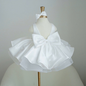 Vestido de Satén Personalizado para Niñas, Estilo Princesa con Espalda en V Abierta y Falda Voluminosa Natural, por Nhung Nguyen - Product Image 5