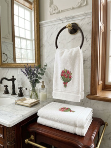 Toalla de Baño de Algodón Terry Blanca Personalizada al por Mayor con Bordado de Tulipán, Dobladillo Cosido a Máquina, Lavable a Máquina, de Secado Rápido, Ecológica, para Hotel y Hogar - Product Image 1